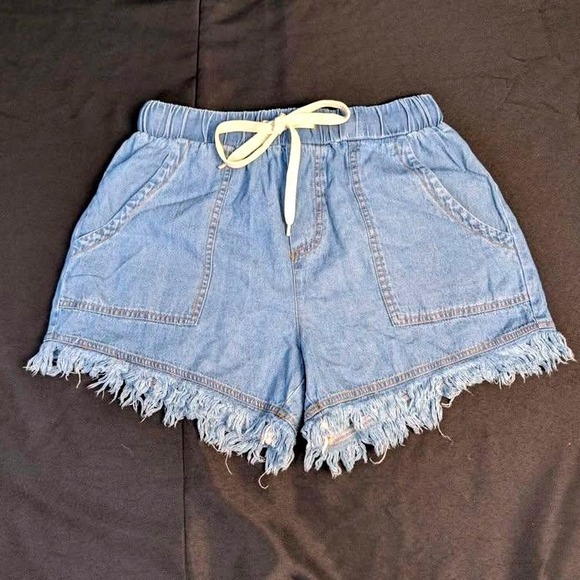 Cupshe ~ Casual Chic Frayed Hem Denim Shorts~Light Wash ~ Drawstring ~ Small~NWT - Picture 2 of 10